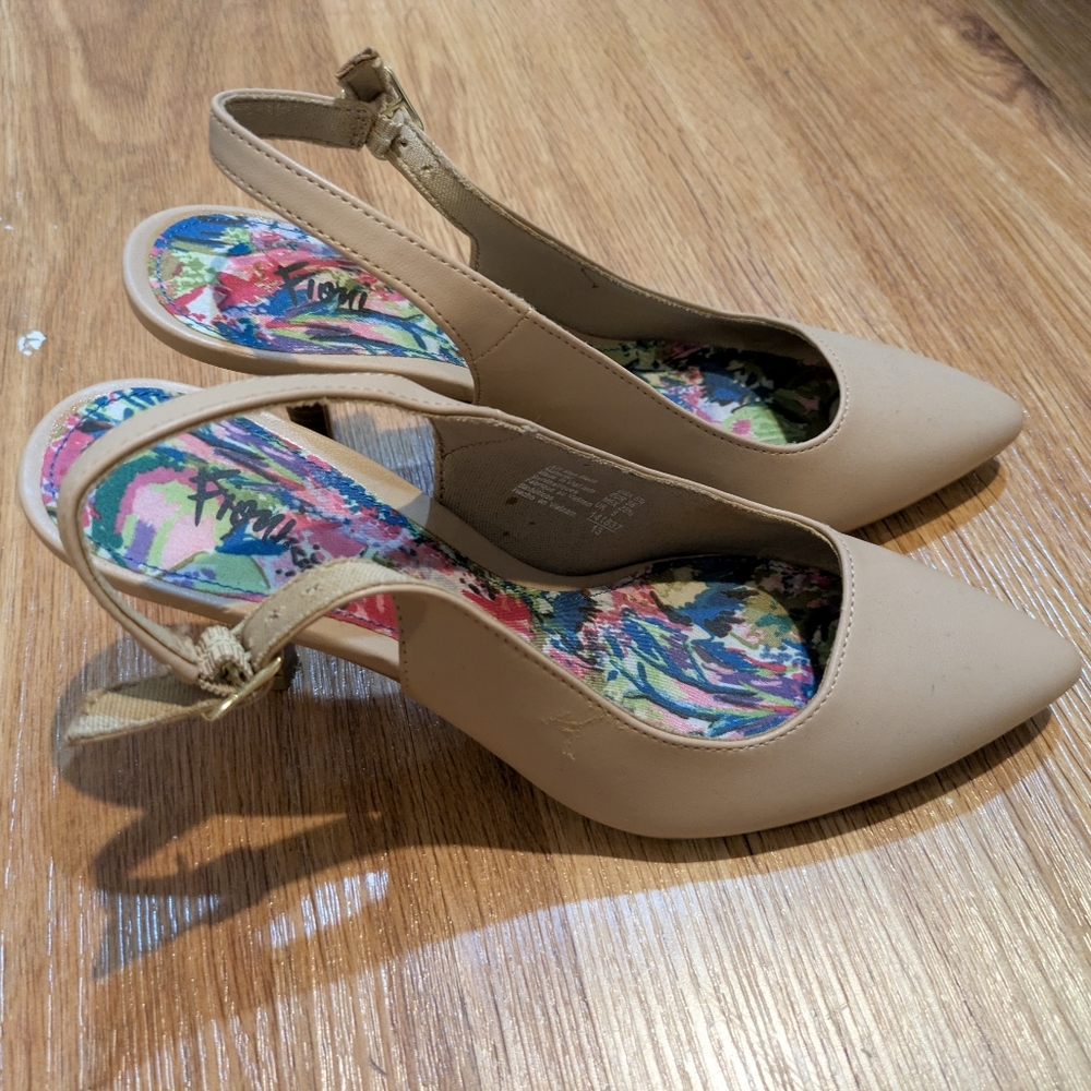 Tan Heels - Picture 2 of 2